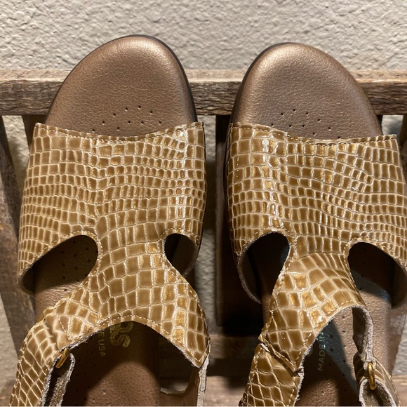 SAS Suntimer Beige Croc Sandels 9M, Adjustable Strap, Contoured Footbed Sandal - Picture 2 of 15